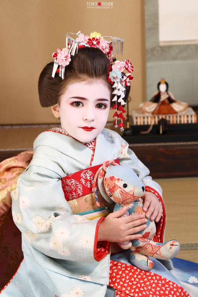 Franca Zoli è tokyotiger o Tokyo Tiger con kimono maiko nel quartiere delle geisha a Gion nella bellissima Kyoto solo in Giappone only in Japan