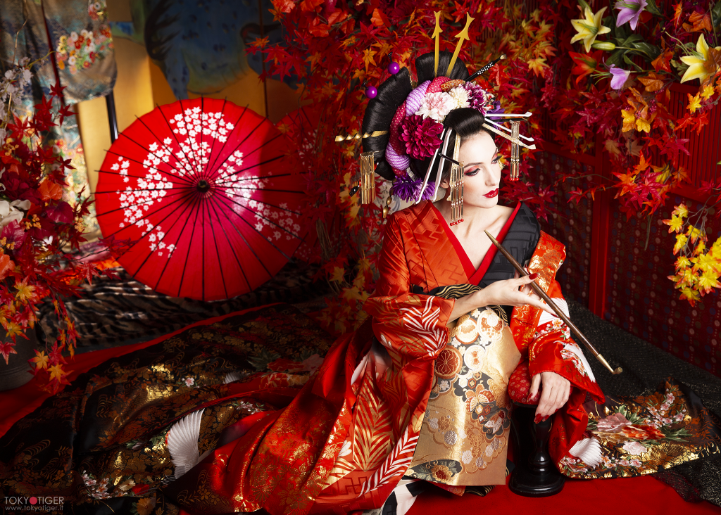 Franca Zoli è tokyotiger o Tokyo tiger, con costume oiran tra le foglie di acero giapponesi in autunno aki