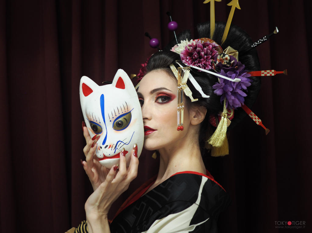 Franca Zoli detta tokyotiger  o Tokyo tiger vstita da oiran con maschera neko da gatto