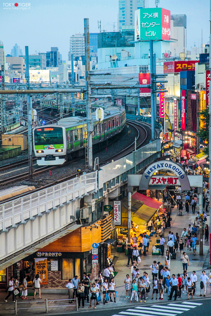 Il treno Yamanote arriva alla stazione di Ueno vicino Ameya Yokocho a Tokyo foto di Tokyotiger